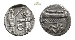 Samaria, uncertain mint AR Obol. Circa 375-333 BC. 0,62 g. 9,9 mm. Obv: Sidonian galley to left over waves. Rev: Persian king battling lion, O between...