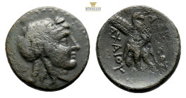 SELEUKID KINGDOM. Achaios (Usurper, 220-214 BC). Ae. Sardes. 5,6 g. 19,4 mm.Obv: Laureate head of Apollo right.Rev: BAΣIΛEΩΣ / AXAIOY.Eagle standing r...