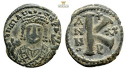 Maurice Tiberius, 582-602 (21,8 mm, 5 g.) Dn MAVG – NPAV Crowned bust facing, wearing consular robes, holding mappa and eagle-tipped sceptre. Rev. ANN...