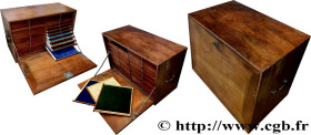 COIN BOX
Type : Médaillier en bois fin XIXe-début XXe siècle 
Date : n.d. 
Commentary : Médaillier en bois avec un ouvrant sur le devant doté de sa cl...