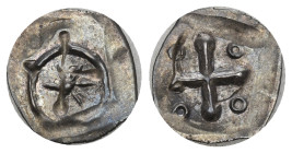 BASEL Bistum. Zweiseitiger Pfennig (0.46 g), um 1160–1180. Av. Rad mit vier Spei­chen, darum herum Kugeln. Rv. Gleichschenkeliges Kugelkreuz, in den W...