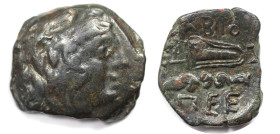Griechische Münzen, BOSPORUS. Tetrahalk 240-220 v. Chr. (8,83 g. 23 mm). Vs.: Herkules. Rs.: Waffen ПЕЕ. Bronze. Sehr schön