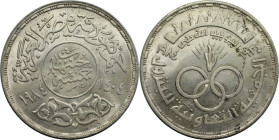 Weltmünzen und Medaillen, Ägypten / Egypt. 50 Jahre Petroleum Industrie. 5 Pounds 1984 (AH 1404). 17,50 g. 0.720 Silber. 0.41 OZ. KM 566. Stempelglanz...