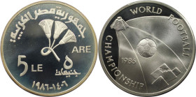 Weltmünzen und Medaillen, Ägypten / Egypt. FIFA Fussball-Weltmeisterschaft. 5 Pounds 1986 (AH 1406). 17,68 g. 0.720 Silber. 0.41 OZ. KM 589. Polierte ...
