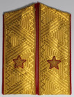 Orden und Medaillen, Russland / Russia. 1 Paar Schulterklappen aus diagonal gemustertem Goldstoff mit rotem Rand und gesticktem Goldstern. Guter zusta...