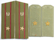 Orden und Medaillen, Russland / Russia. Ein Paar aus gerade gemustertem grünem Stoff mit roten Streifen, Infanterieabzeichen und Stern und Ein Paar au...