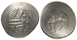 Ostkelten. Muntenien. Typ 'Sattelkopf'.

 Tetradrachme (Silber).
Vs: Stark stilisierter Kopf des Zeus mit Lorbeerkranz rechts.
Rs: Stark stilisier...