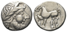 Ostkelten. Syrmien. Typ Kugelwange.

 Tetradrachme (Silber).
Vs: Stilisierter Kopf des Zeus mit Lorbeerkranz, Kugelwange und Punktlippe rechts.
Rs...