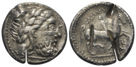 Ostkelten. Philippos II - Typen.

 Tetradrachme (Silber).
Vs: Verwilderte Legende, Kopf des bärtigen Zeus mit Lorbeerkranz rechts.
Rs: Nackter Jün...