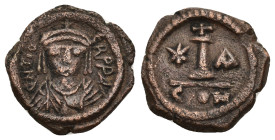 MAURICE TIBERIUS (582-602).Constantinople.Decanummium. 

Obv : Crowned, draped and cuirassed bust facing.

Rev : Large I; cross above, star to left, A...