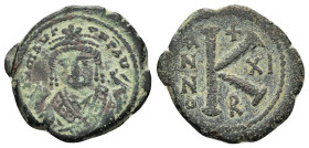 MAURICE TIBERIUS.(582-602).Antioch.Half Follis.

Obv : d N mAYΓI CN P AYΓ.
Crowned facing bust, wearing consular robe, holding mappa and eagle-tipped ...