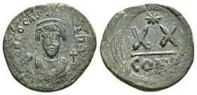 PHOCAS (602-610).Constantinople.Half Follis. 

Obv : δ N FOCA PЄRP AVG.
Crowned bust facing, wearing consular robes, holding mappa and cross; star in ...