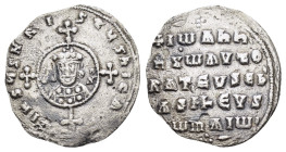 JOHN I TZIMISCES (969-976).Constantinople.Miliaresion.

Obv : + IҺSЧS XRISTЧS ҺICA ✷.
Cross crosslet set on globus above two steps; in central medalli...