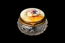 The pill box has a metal rim and a porcelain lid with handpainted gallant scene. Europe, 20th century. The size 4,5 cm. There is a defect on the back ...
