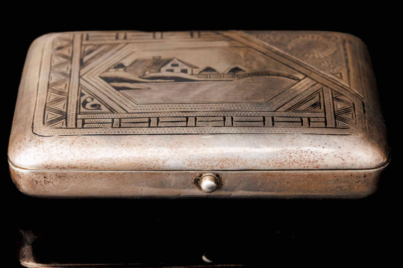 Silver cigarette case 84, with niello. Decorated on both sides. Gilding interior...