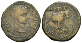 HISPANIA ANTIGUA. KAISKATA/CASCANTUM. Tiberio. As. A/ Cabeza laureada a der.; TI CAESAR DIVI AVG F AVGVSTVS. R/ Toro a der.; MVNICIP/CASCANTVM. AE 9,6...