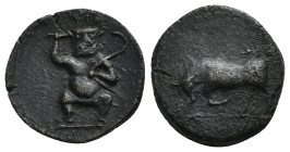 HISPANIA ANTIGUA. EBUSUS. Cuarto. A/ Bes. R/ Toro embistiendo a izq. AE 3,25 g. 17,5 mm. I-923; ACIP-719. Pequeña grieta. Pátina oscura. MBC+/MBC.