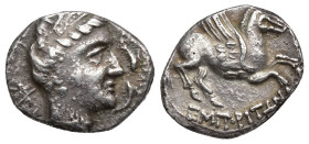 HISPANIA ANTIGUA. EMPORION. Dracma. A/ Cabeza femenina a der. con tocado vegetal rodeada por tres delfines. R/ Pegaso con cabeza modificada volando a ...