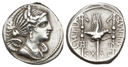 REPÚBLICA ROMANA. VALERIA. C. Valerius Flacus. Denario. Massalia (Galia) (82 a.C.). A/ Busto de Victoria a der., detrás letra. R/ Aquila entre dos est...