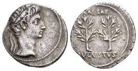 PERIODO DE JULIO CÉSAR A AUGUSTO. AUGUSTO. Denario. Caesaraugusta (19-18 a.C.). A/ Cabeza laureada a der. R/ Dos ramas de laurel; CAESAR/ AVGVSTVS.  A...