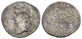PERIODO DE JULIO CÉSAR A AUGUSTO. AUGUSTO. Denario. Caesaraugusta (19-18 a.C.). A/ Cabeza laureada a izq.  R/ Dos ramas de laurel; CAESAR/ AVGVSTVS.  ...