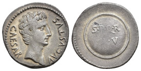 PERIODO DE JULIO CÉSAR A AUGUSTO. AUGUSTO. Denario. Caesaraugusta (20-19 a.C.). A/ Cabeza a der.; CAESAR AVGVSTVS. R/ Escudo con SPQR/CLV. AR 3,58 g. ...