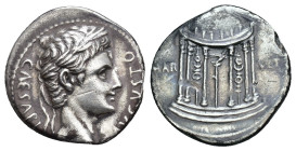 PERIODO DE JULIO CÉSAR A AUGUSTO. AUGUSTO. Denario. Colonia Patricia (18 a.C.). A/ Cabeza laureada a der.; CAESARI AVGVSTO. R/ Templo hexástilo circul...