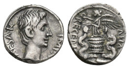 PERIODO DE JULIO CÉSAR A AUGUSTO. AUGUSTO. Quinario. Ceca móvil  (29-27 a.C.). A/ Cabeza a der.; R/ Victoria sobre cista mística flanqueada por serpie...