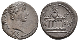 PERIODO DE JULIO CÉSAR A AUGUSTO. AUGUSTO. Denario. Peloponeso (21 a.C.). A/ Cabeza a der.; AVGVSTVS. R/ Templo hexástilo; (IO)VI-OLV. AR 3,86 g. 18,4...