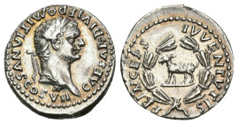 IMPERIO ROMANO. DOMICIANO (bajo Tito). Denario. Roma (80-81 d.C.). A/ Cabeza laureada a der.; CAESAR DIVI F DOMITIANVS COS VII. R/ Cabra dentro de láu...