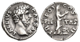 IMPERIO ROMANO. LUCIO ELIO (bajo Adriano). Denario. Roma (137). A/ Cabeza a der.; L AELIVS CAESAR. R/ Pietas a der. con caja de incienso, delante alta...