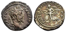 IMPERIO ROMANO. SEPTIMIO SEVERO. Denario. Roma (200). A/ Cabeza laureada a der.; SEVERVS AVG PART MAX. R/ Victoria volando a izq. con guirnalda, delan...