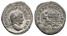 IMPERIO ROMANO. CARACALLA. Denario. Roma (217). A/ Cabeza laureada a der.; ANTONINVS PIVS AVG GERM R/ Victoria sentada a der. inscribiendo en escudo V...