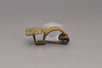 ARQUEOLOGÍA. HISPANIA ANTIGUA. Cultura celtíbera. Fíbula de pie vuelto con remate cuadrado decorado con círculos concéntricos (ss. IV-III a.C.). Bronc...