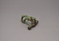 ARQUEOLOGÍA. HISPANIA ANTIGUA. Cultura celtíbera. Fíbula simétrica con doble remate (ss. IV-II a.C.). Bronce. Longitud 4,5 cm.