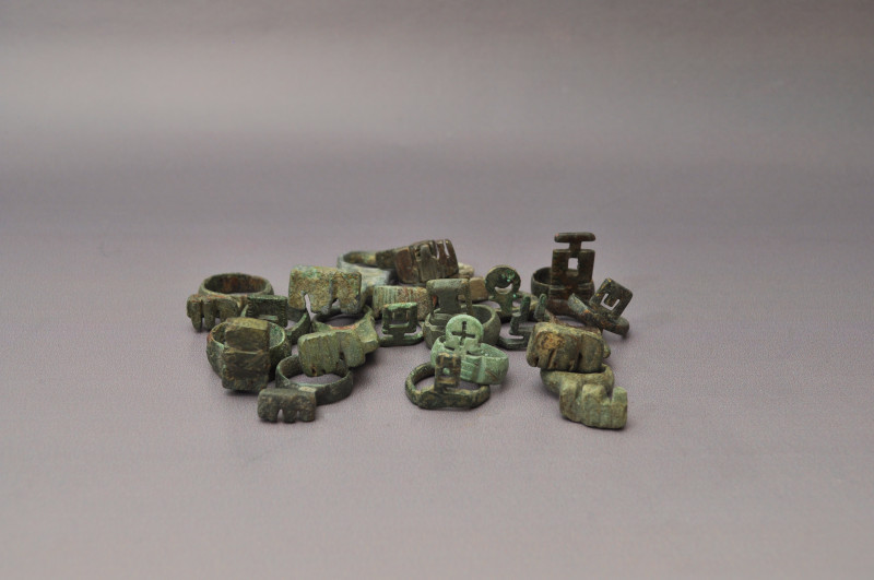 ARQUEOLOGÍA. ROMA. Lote de 19 anillos-llave (ss. I-IV d.C.). Bronce. Longitud de...