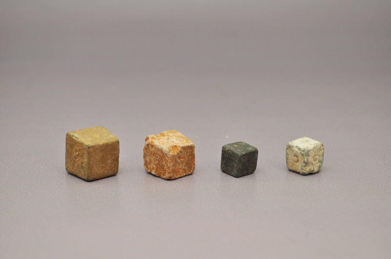 ARQUEOLOGÍA. ROMA. Lote de 4 dados (ss. I-IV d.C.). Plomo y bronce. Longitud de ...