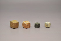 ARQUEOLOGÍA. ROMA. Lote de 4 dados (ss. I-IV d.C.). Plomo y bronce. Longitud de 1 a 1,5 cm.

Ex colección Cores.
