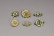 ARQUEOLOGÍA. ROMA. Lote de 6 fíbulas y apliques (ss. II-IV d.C.). Bronce y esmalte. Longitud de 2,5 a 4,2 cm.

Ex colección Cores.