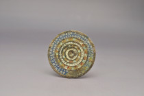 ARQUEOLOGÍA. ROMA. Aplique discoidal (ss. I-IV d.C.). Bronce y esmalte. Diámetro 5,3 cm.

Ex colección Cores.