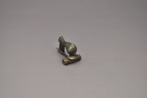 ARQUEOLOGÍA. ROMA. Fíbula de rodilla (ss. II-III d.C.). Plata. Longitud 3 cm.