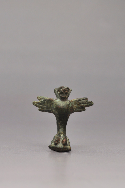 ARQUEOLOGÍA. ROMA. Apoyo en forma de grifo con cabeza de león (ss. I-IV d.C.). B...