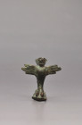 ARQUEOLOGÍA. ROMA. Apoyo en forma de grifo con cabeza de león (ss. I-IV d.C.). Bronce. Altura 4,6 cm.