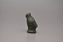 ARQUEOLOGÍA. ROMA. Aplique en forma de cabeza canina (ss. I-IV d.C.). Bronce. Longitud 2,7 cm.