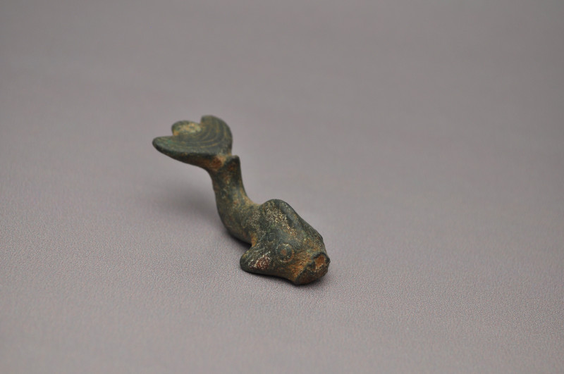 ARQUEOLOGÍA. ROMA. Figura de delfín (ss. I-IV d.C.). Bronce. Longitud 5,5 cm.