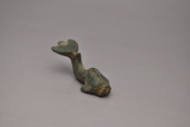 ARQUEOLOGÍA. ROMA. Figura de delfín (ss. I-IV d.C.). Bronce. Longitud 5,5 cm.