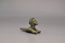 ARQUEOLOGÍA. ROMA. Remate en forma de busto masculino (ss. I-IV d.C.). Bronce. Longitud 5,4 cm.

Ex colección Cores.