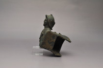 ARQUEOLOGÍA. ROMA. Aplique de carro con representación de Minerva (ss. II-IV d.C.). Bronce. Altura 10 cm. Longitud 9,5 cm.

Ex subasta Jesús Vico 8 ...
