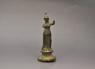 ARQUEOLOGÍA. ROMA. Figura de Minerva (ss. I-IV d.C.). Bronce. Altura 16 cm. Presenta faltas en ambos brazos.

Colección A. Presa.