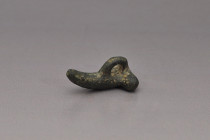 ARQUEOLOGÍA. ROMA. Amuleto fálico (ss. I-IV d.C.). Bronce. Longitud 5 cm.